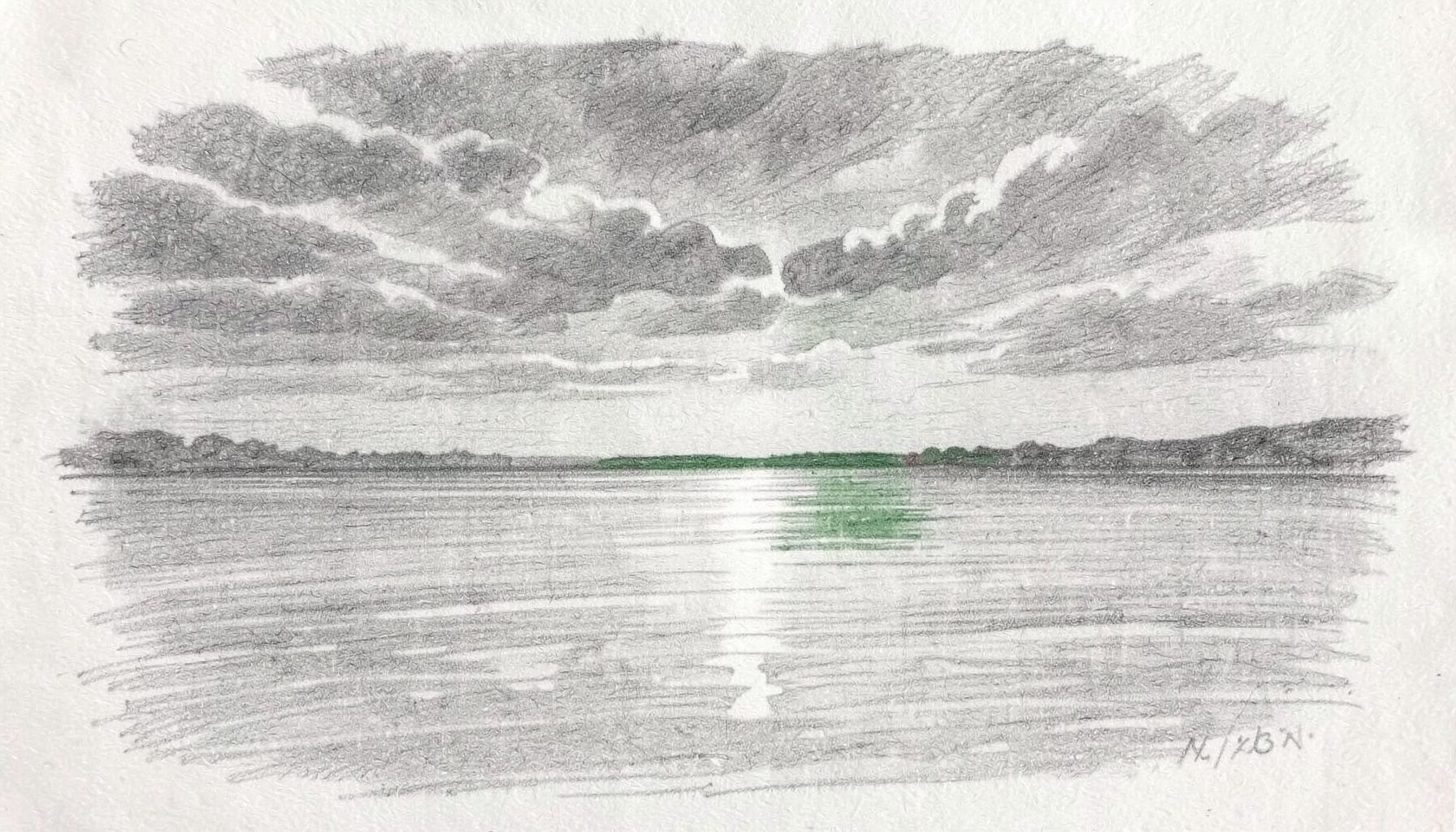 Eine ruhige, in sanftem Grafit gezeichnete Szene: ein stilles Gewässer unter einem weiten, wolkenverhangenen Himmel