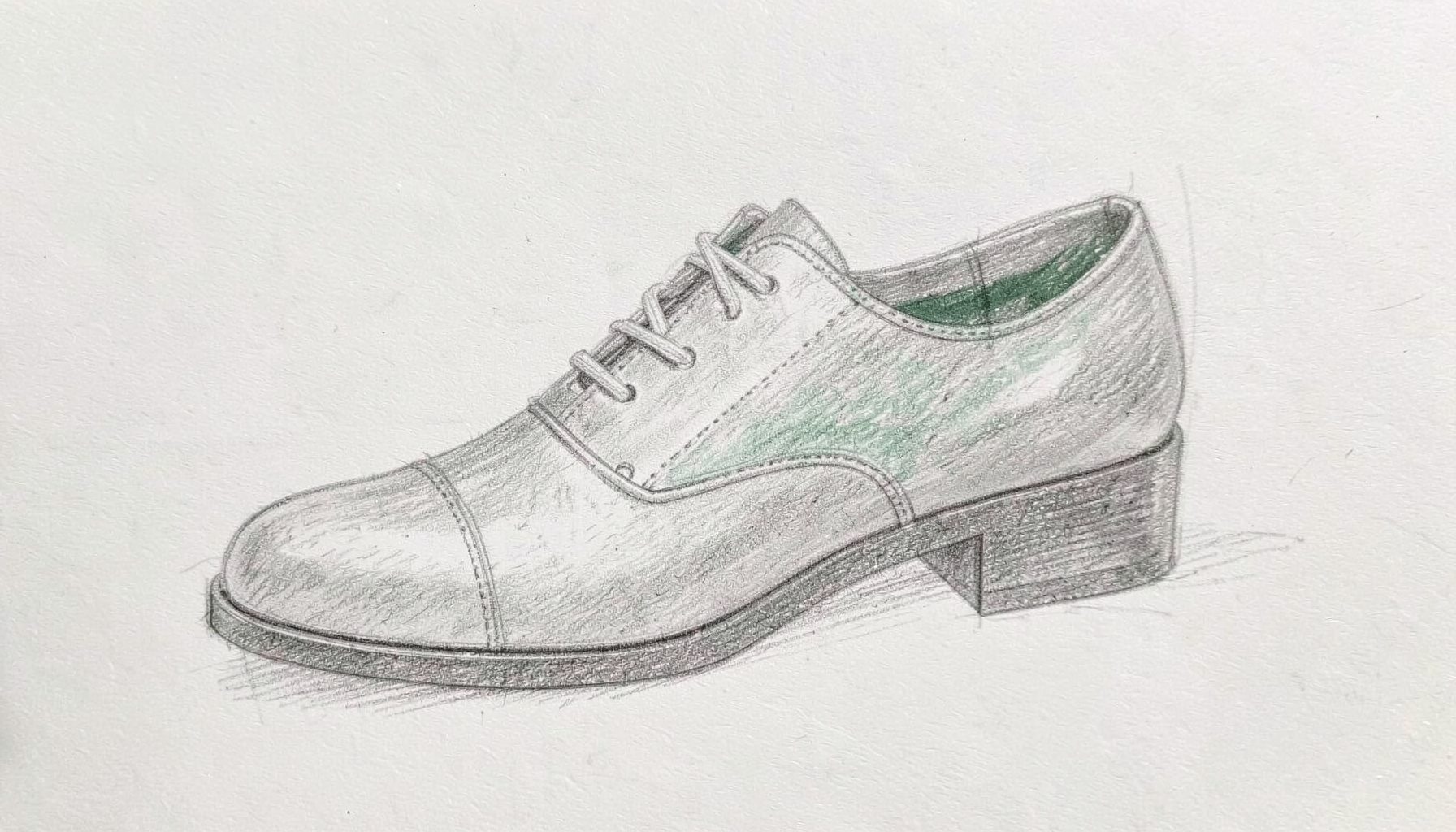 Eine Graphitstiftskizze eines eleganten Damenschuhs mit feinen Details, in sanften Grautönen schattiert