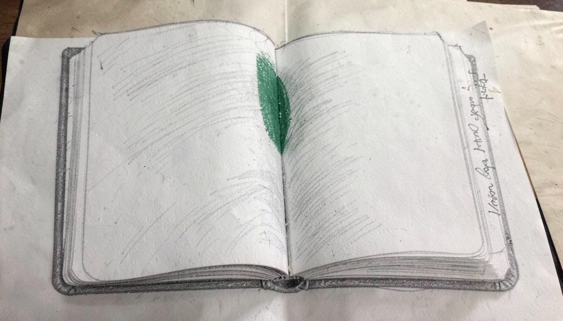 Ein aufgeschlagenes Buch mit handschriftlichen Notizen am Rand, in weichen Grautönen