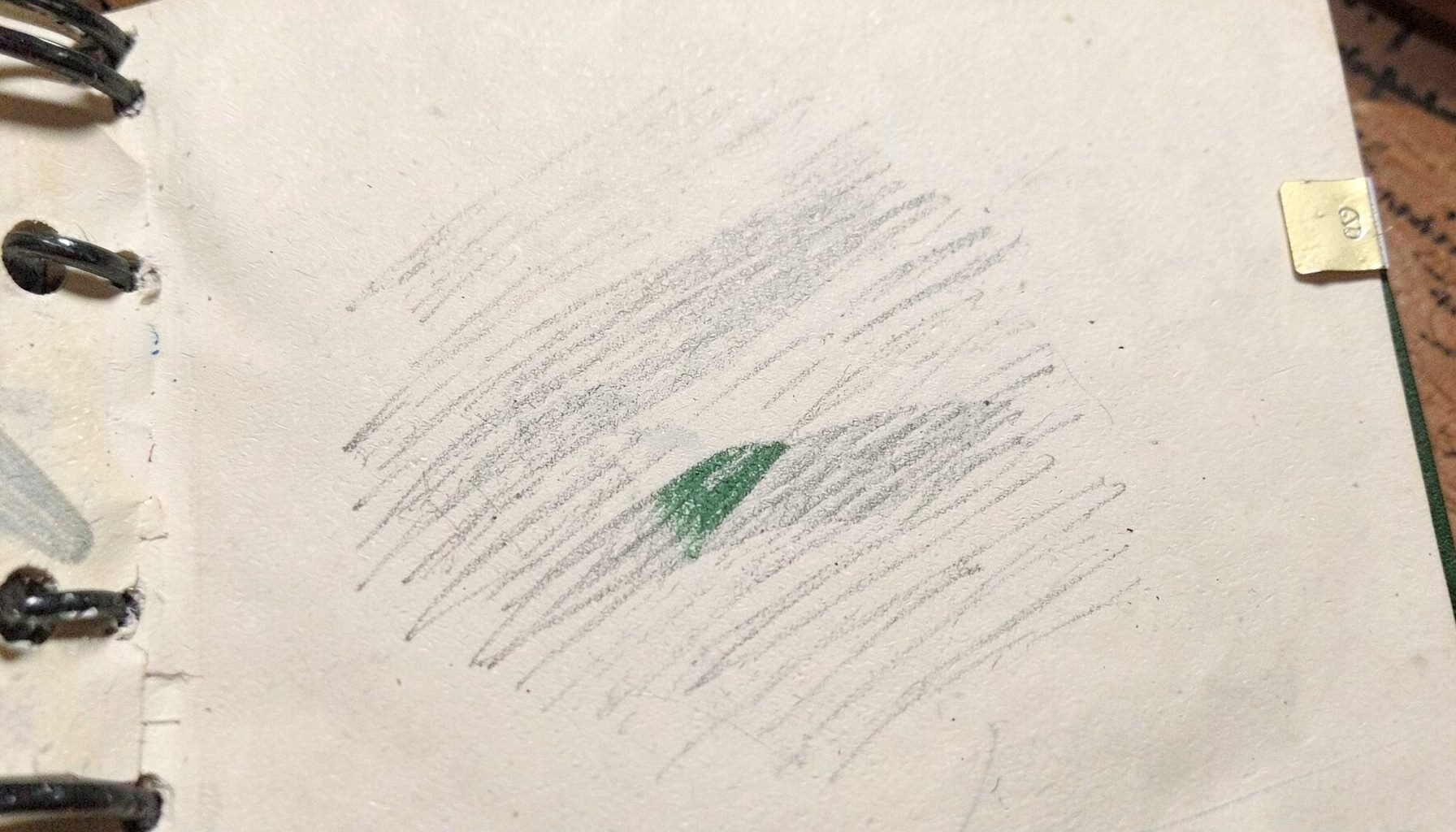 Eine Graphitstiftskizze eines Notizbuchs mit Lesezeichen, in sanften Grau- und Cremetönen